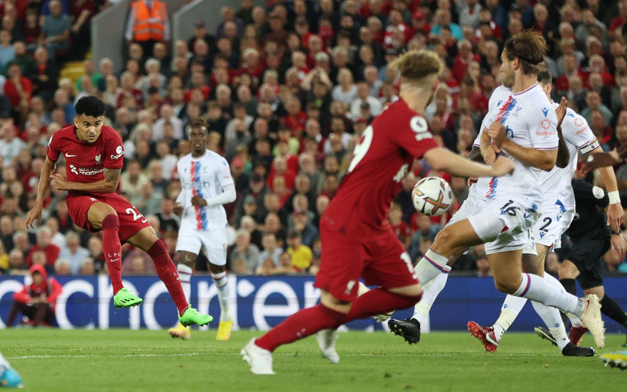 Phút 61, Diaz solo qua một loạt cầu thủ đối phương trước khi dứt điểm tuyệt đẹp từ ngoài vòng cấm, quân bình tỷ số 1-1 cho Liverpool.
