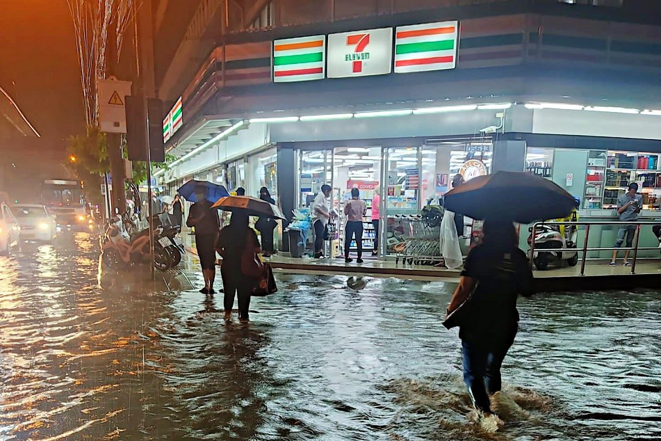 Đêm bão táp của du khách Việt ở Bangkok: Mưa ngập sảnh khách sạn, taxi đắt gấp 10 lần