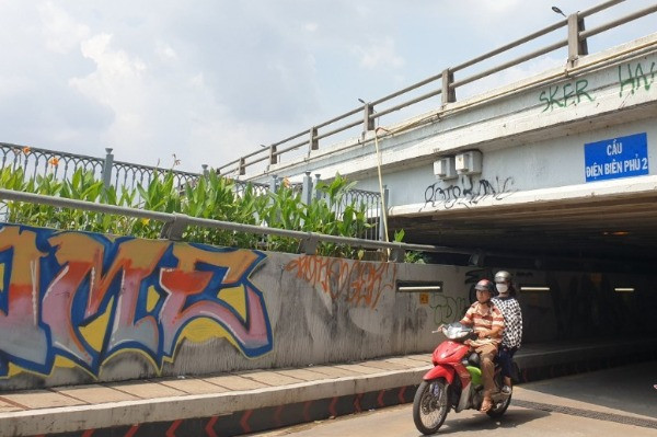 Vẽ bẩn trên những cây cầu ở TP.HCM, đề xuất lắp camera giám sát