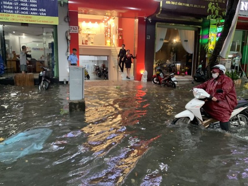 Torrential rain causes traffic chaos, flooding in HCMC  ảnh 1