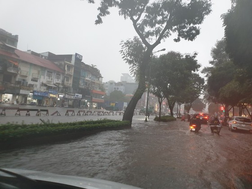 Torrential rain causes traffic chaos, flooding in HCMC  ảnh 5