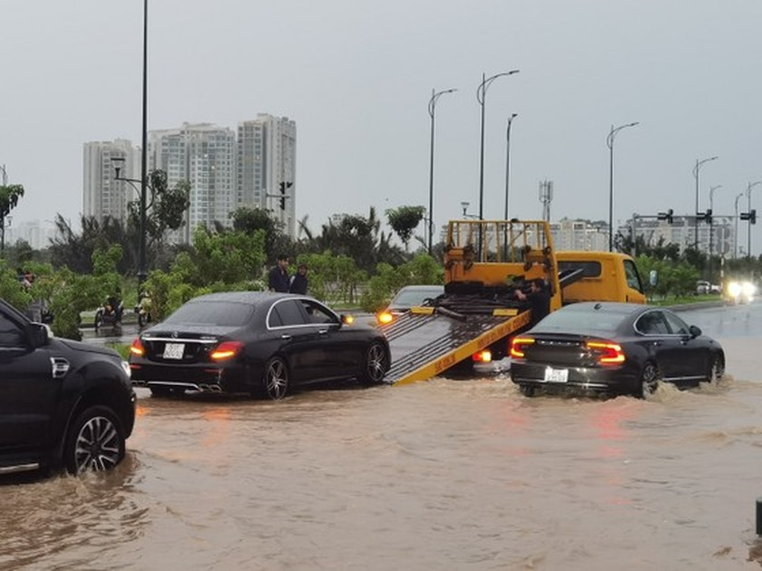 Torrential rain causes traffic chaos, flooding in HCMC ảnh 4