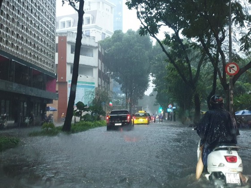 Torrential rain causes traffic chaos, flooding in HCMC  ảnh 3