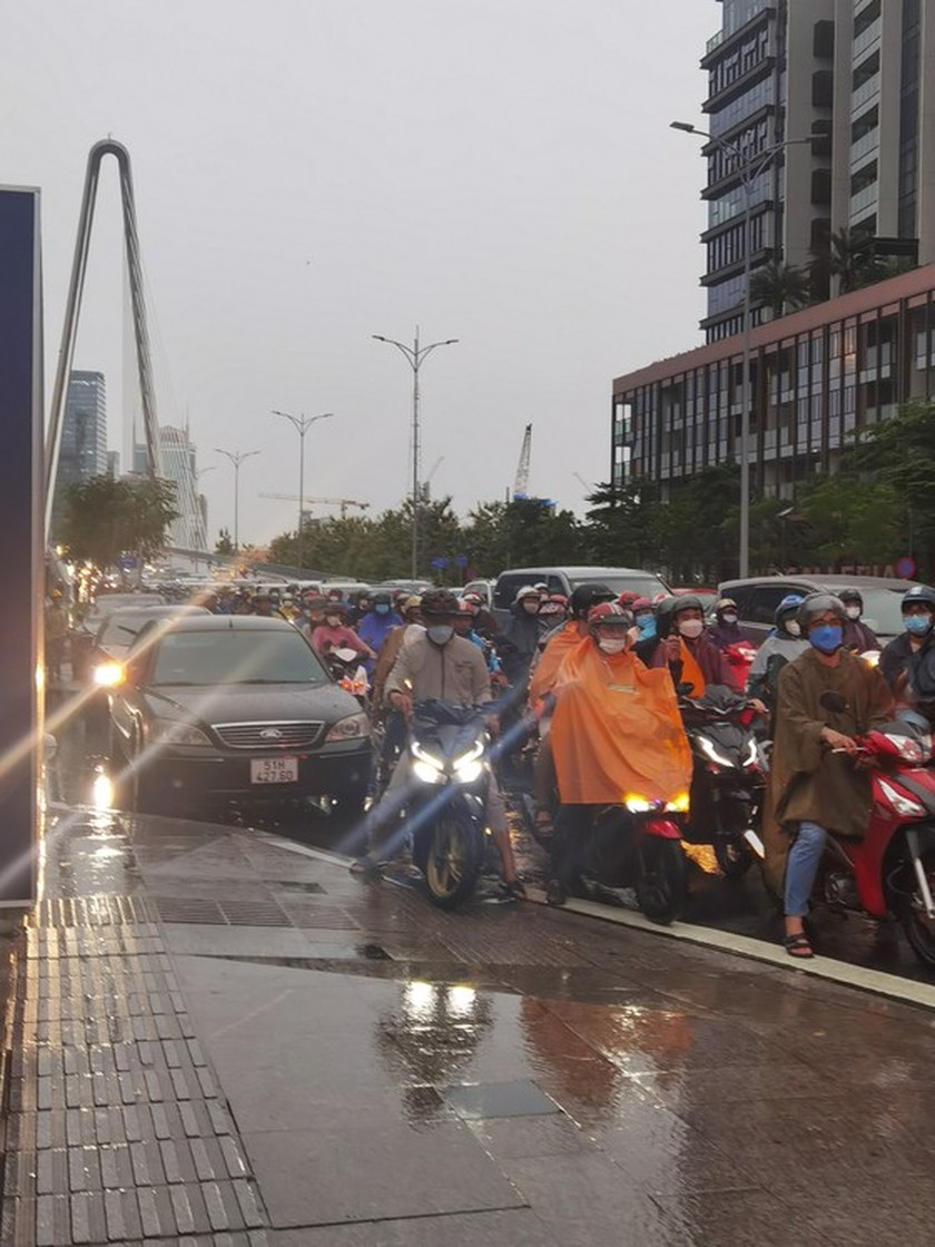 Torrential rain causes traffic chaos, flooding in HCMC  ảnh 2