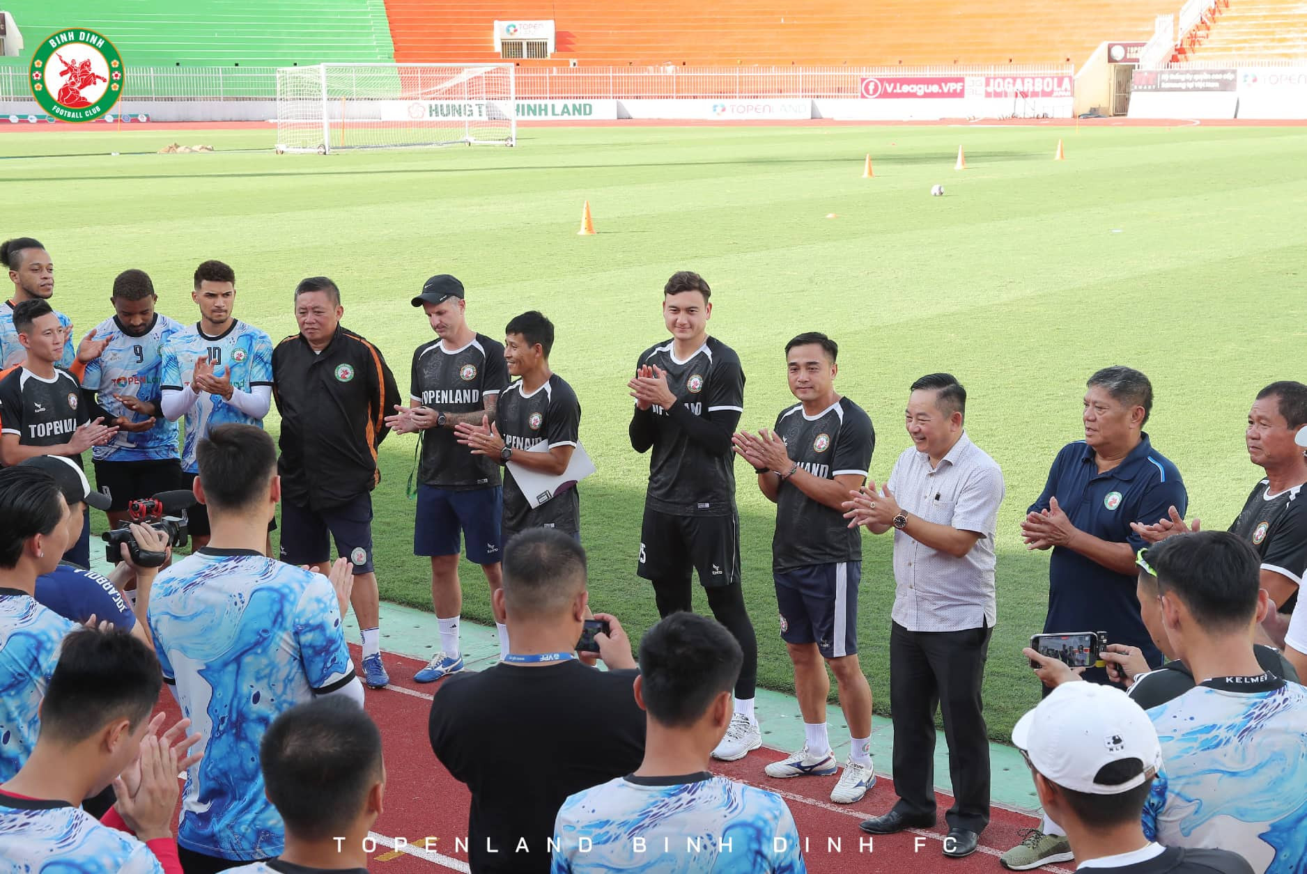 Phát biểu ra mắt các đồng đội, BHL trước buổi tập thủ môn của tuyển Việt Nam khẳng định sẽ nỗ lực hết sức để giúp Topenland Bình Định giành thành tích, kết quả tốt nhất ở mùa giải năm nay cũng như trong tương lai.