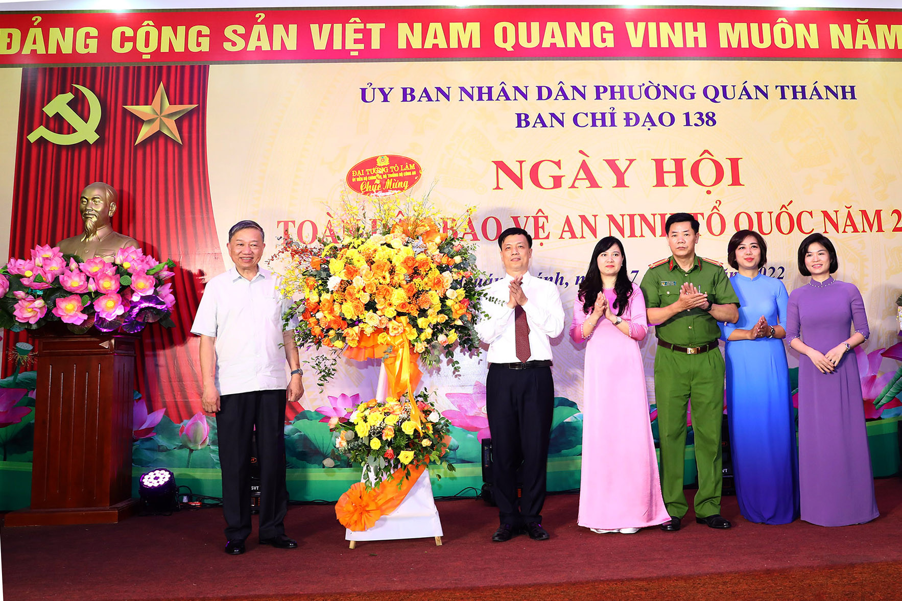 Bộ trưởng Công an chung vui cùng nhân dân trong ngày hội toàn dân bảo vệ an ninh Tổ quốc