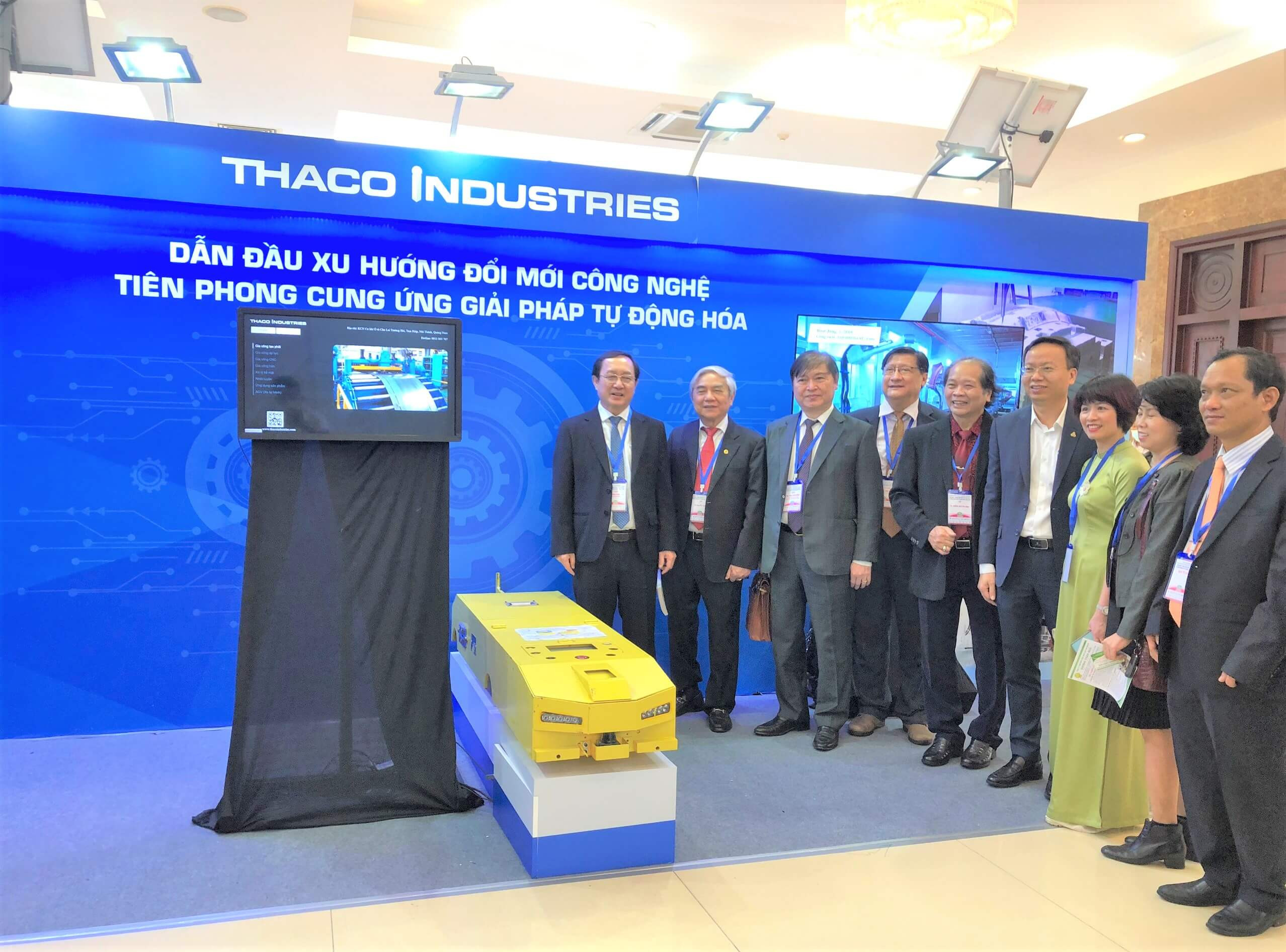 Bộ trưởng Bộ Khoa học - Công nghệ Huỳnh Thành Đạt (ngoài cùng, bên trái) và các đại biểu tham quan gian hàng của THACO Industries tại chương trình VCCA 2021