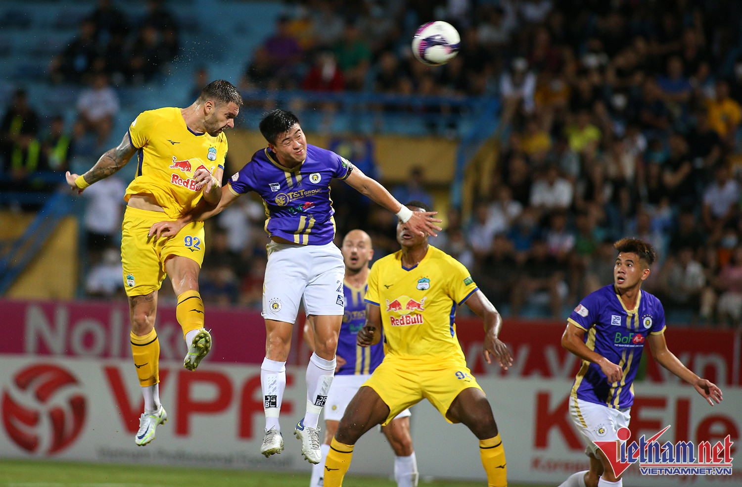 HAGL thua Hà Nội FC, hụt chân đua vô địch V