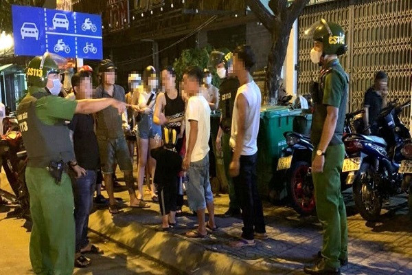 Chồng rủ bạn nhậu đánh hội đồng vợ giữa đường
