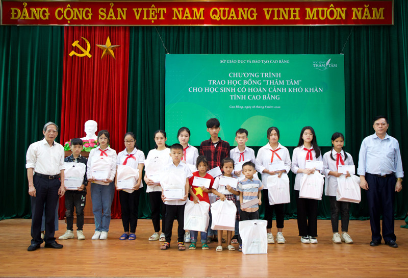 Học bổng cho học sinh giỏi văn mang tên cố nhà thơ Thâm Tâm