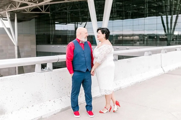 Cặp đôi kết hôn ở sân bay để kỷ niệm lần đầu gặp gỡ