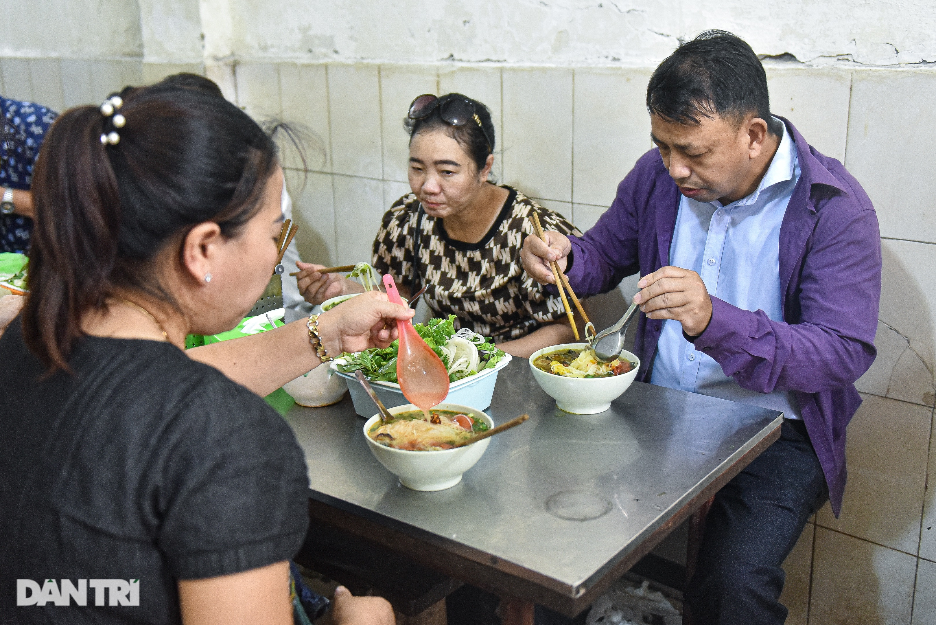 Lạc vào ngõ ẩm thực giữa lòng phố cổ, chỉ 100.000 đồng đã no căng bụng - 16