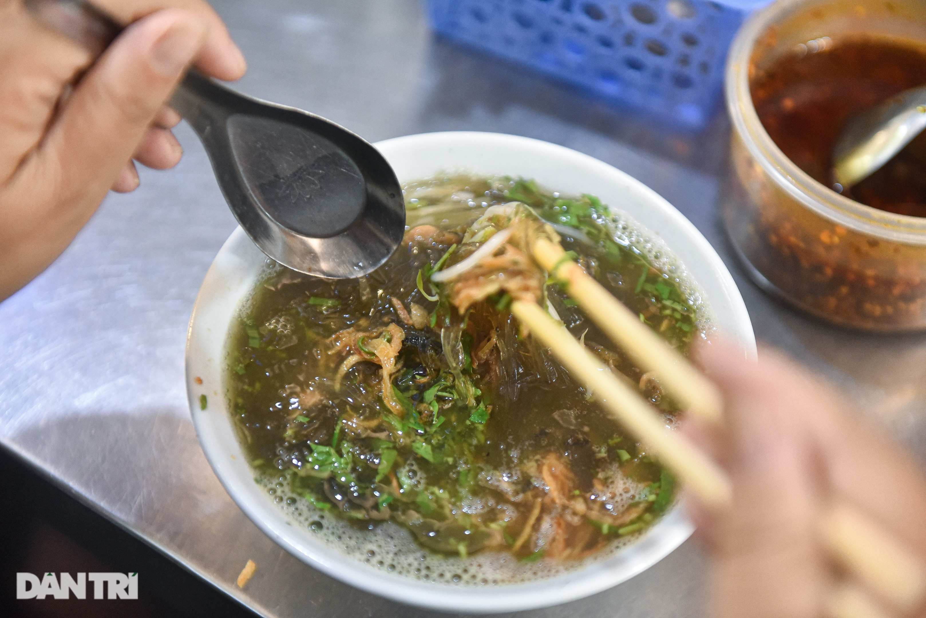 Lạc vào ngõ ẩm thực giữa lòng phố cổ, chỉ 100.000 đồng đã no căng bụng - 18