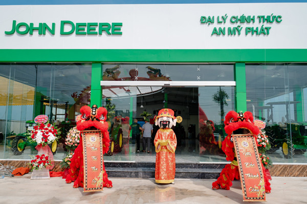 Trải nghiệm máy kéo John Deere dễ dàng tại showroom 5S