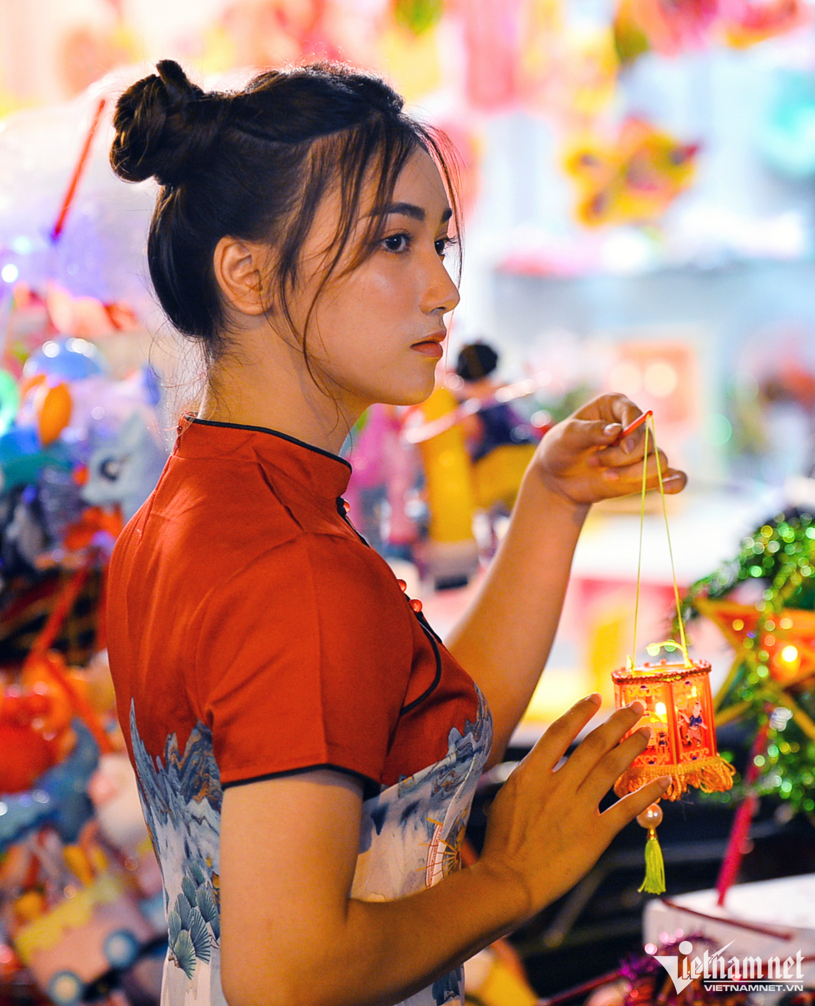 Chợ đồ chơi Trung thu ở Hà Nội tấp nập khách tối cuối tuần - Ảnh 4.