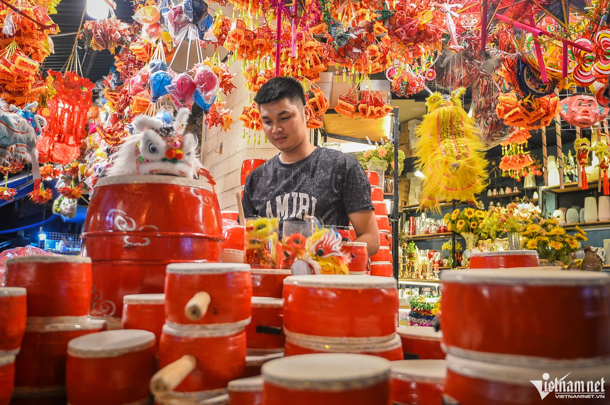 Chợ đồ chơi Trung thu ở Hà Nội tấp nập khách tối cuối tuần - Ảnh 9.