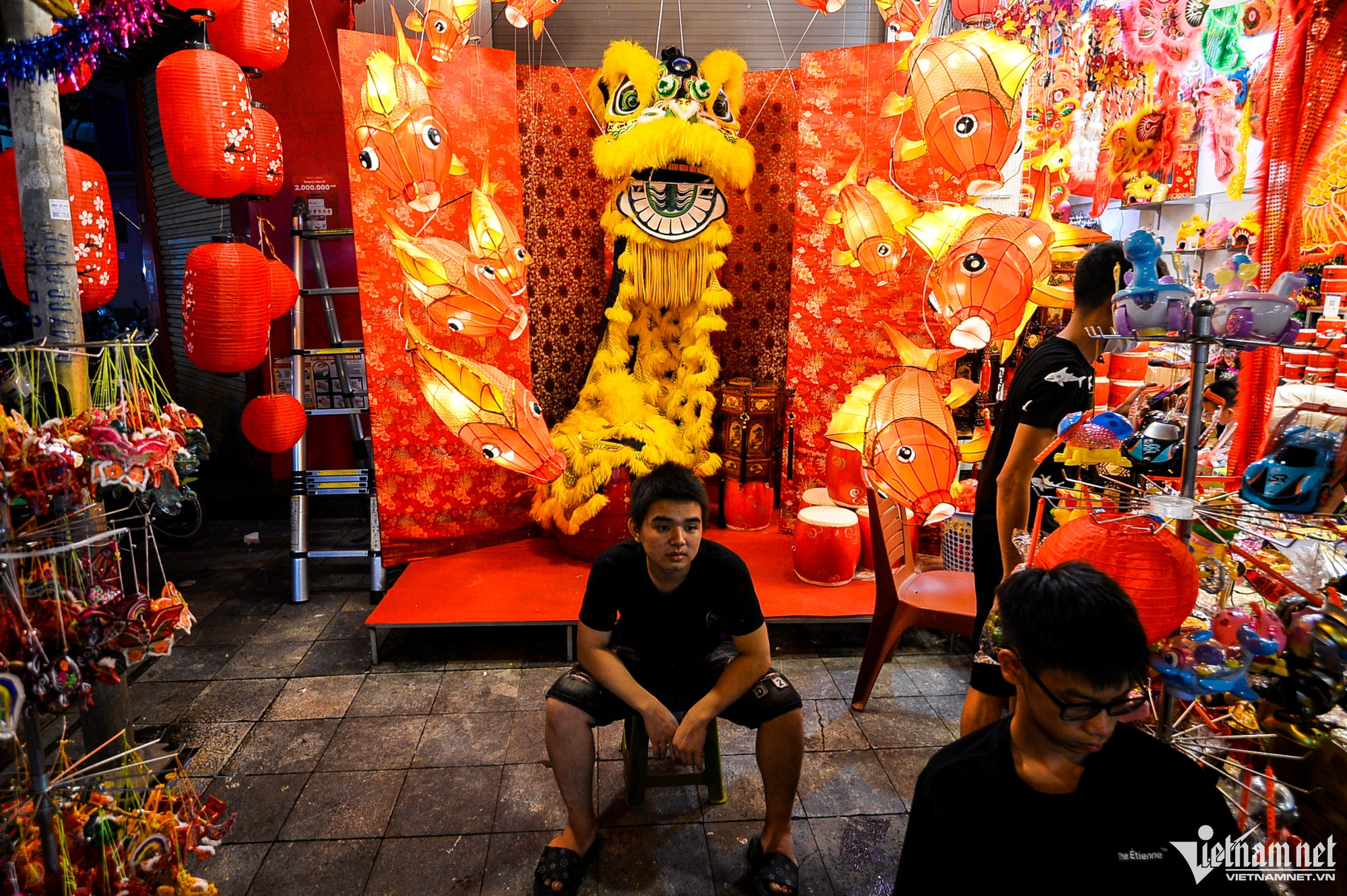 Chợ đồ chơi Trung thu ở Hà Nội tấp nập khách tối cuối tuần - Ảnh 5.