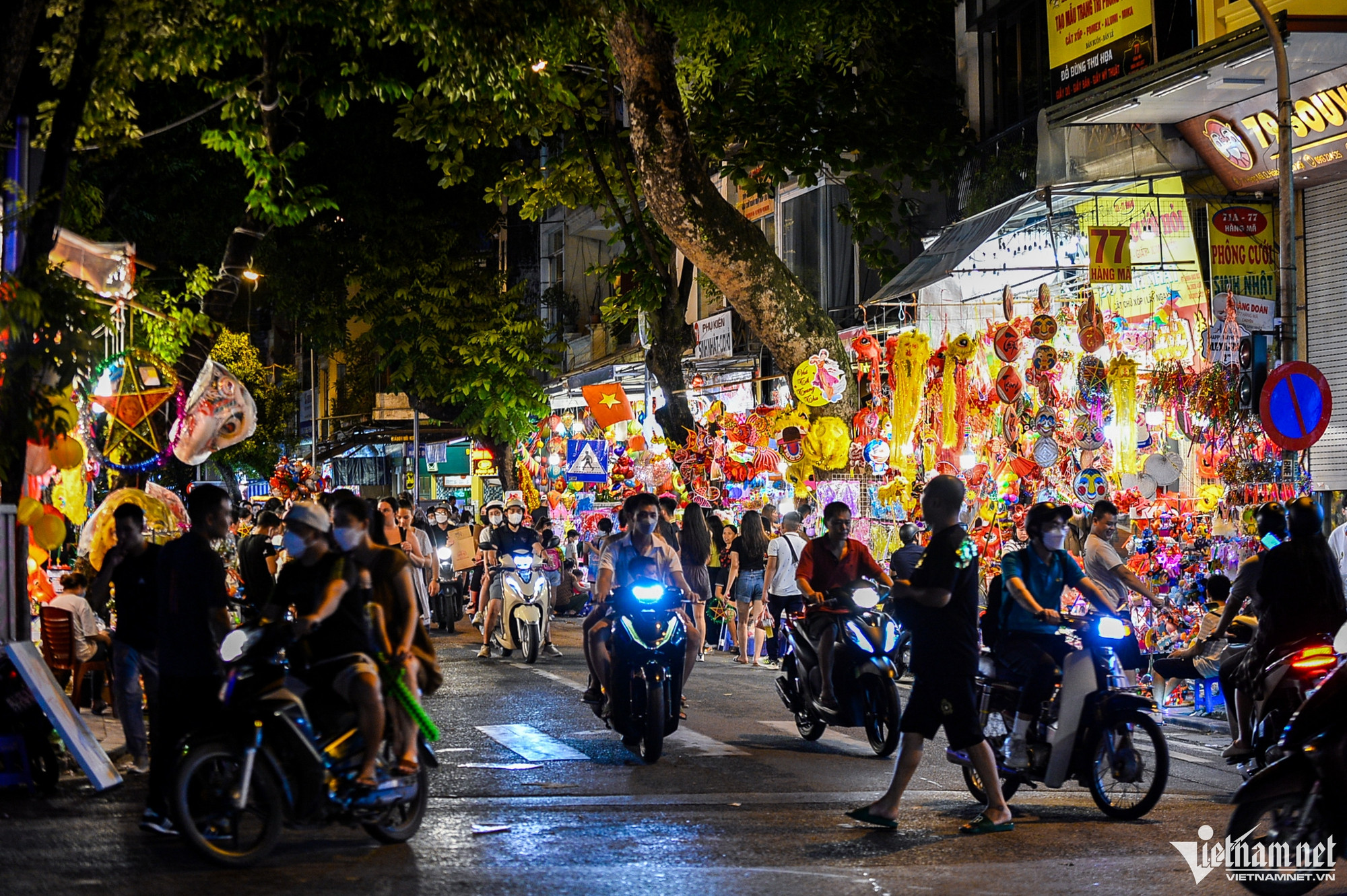 Mid-Autumn Festival toy market in Hanoi crowded on evenings