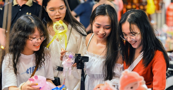 Mid-Autumn Festival toy market in Hanoi crowded on evenings