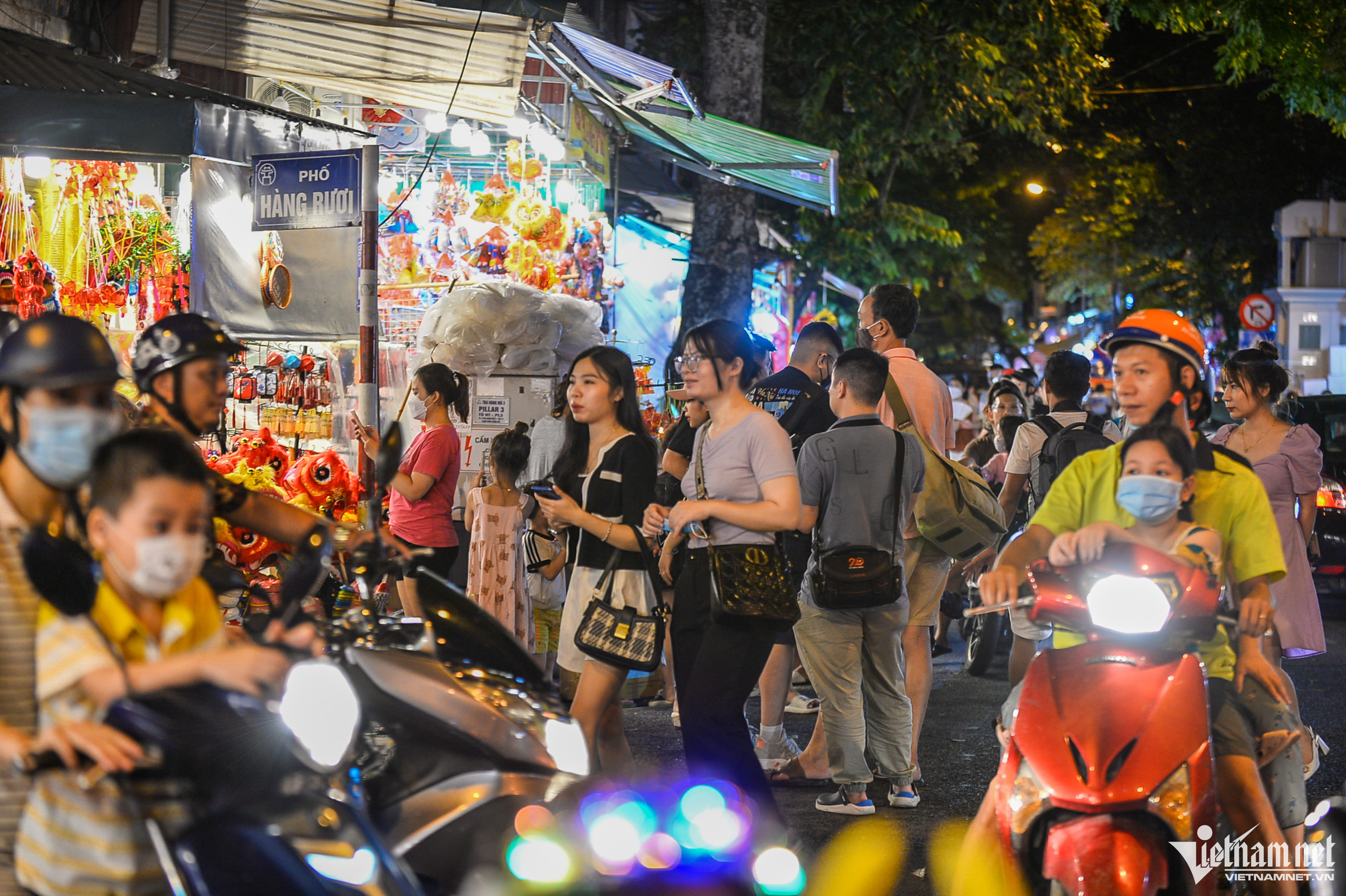 Chợ đồ chơi Trung thu ở Hà Nội tấp nập khách tối cuối tuần - Ảnh 12.