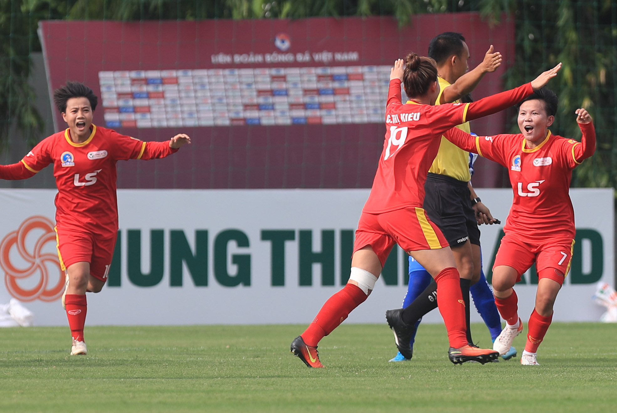 Cúp quốc gia 2022: Nữ TPHCM I và Hà Nội I vào chung kết