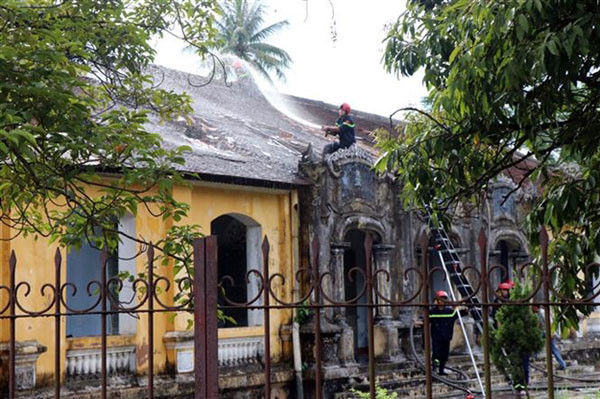 Fire engulfs ancient house inside Quoc Tu Giam relic site in Hue City