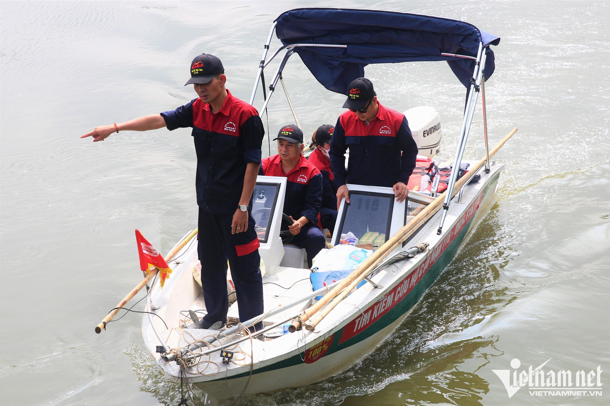 Hôm này là ngày thứ 2 công tác tìm kiếm tại khu vực này được thực hiện. Trước đó, cuộc tìm kiếm bắt đầu từ 11h trưa ngày 17/8.