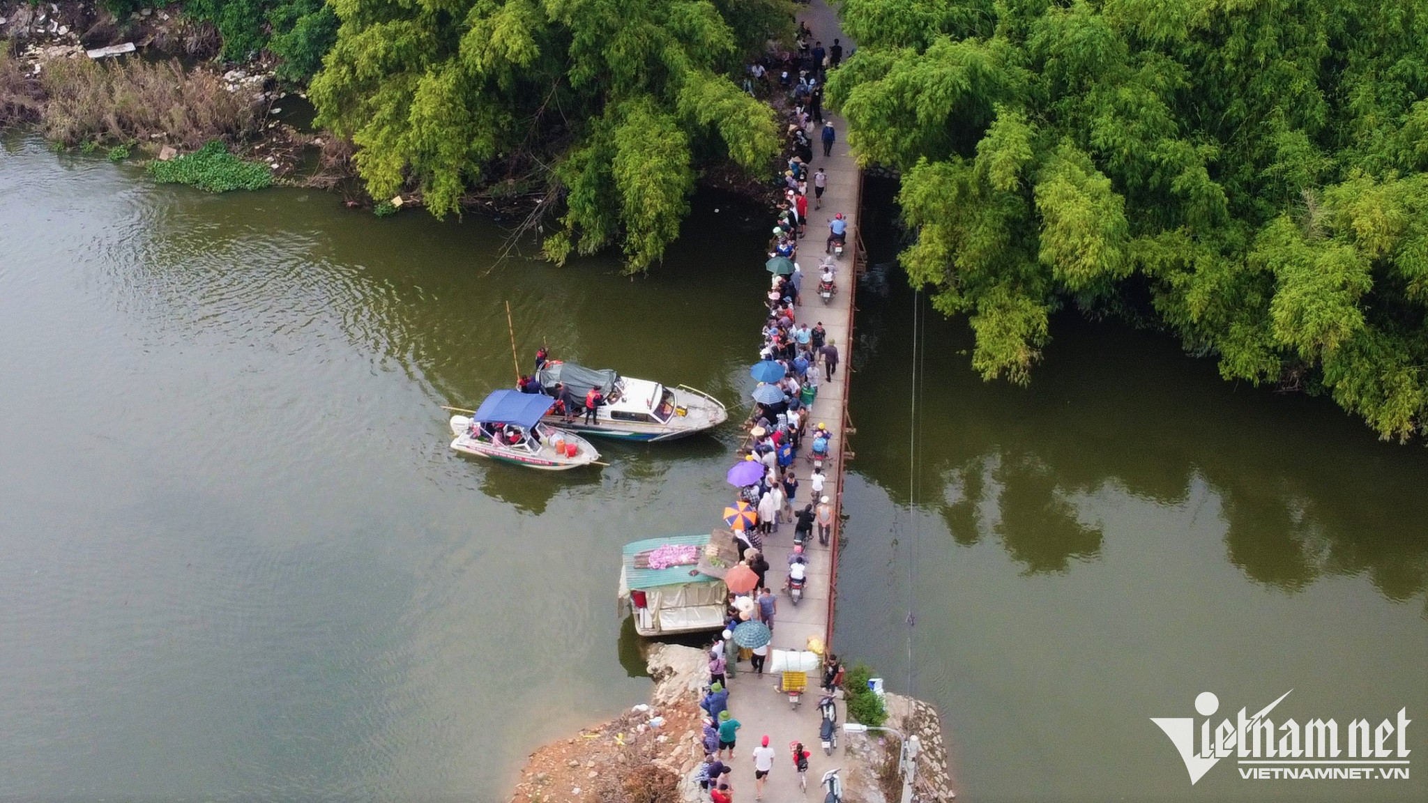 Đội cứu hộ 116 sử dụng 2 ca no với gần 20 thành viên, rà cả dước và trên bờ quanh khu vực quanh cầu Cù Sơn đỿếếến tìn.