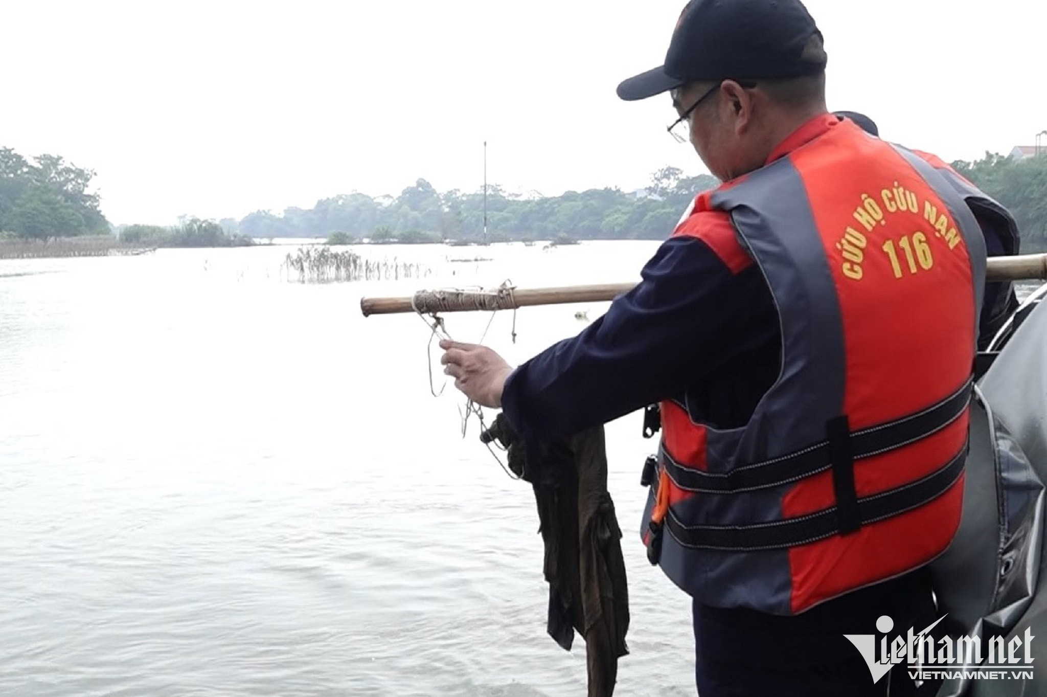 Mọi mảnh quần áo, bao tải khả nghi đều được đội tìm kiếm câu lên để kiểm tra.