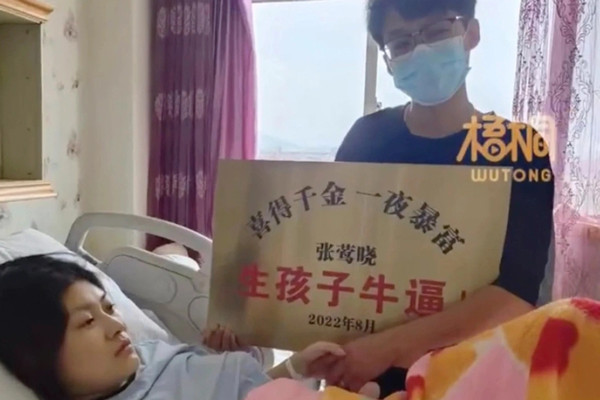 Chồng mang bằng khen đến chúc mừng vợ sinh con gái