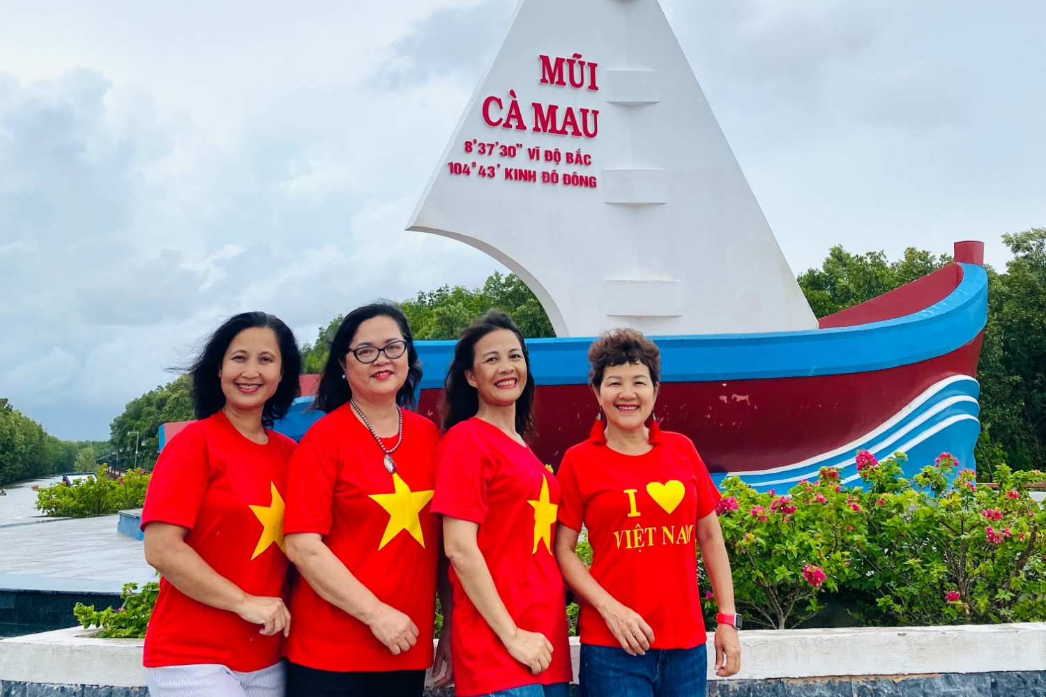 Bốn chị em U60 lái xe xuyên Việt: Hành trình trong mơ và những con số 'khó tin'