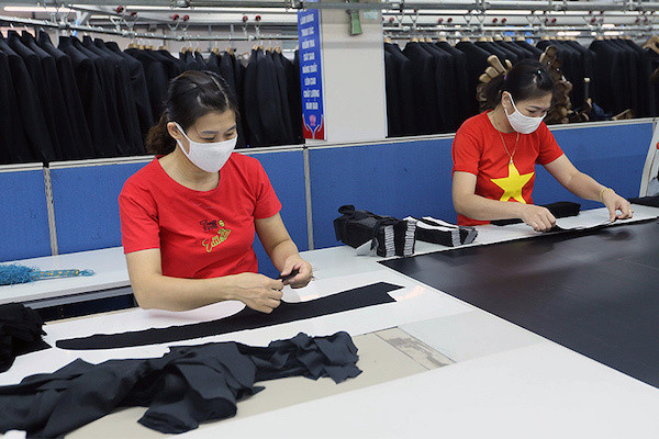 Người Việt cần vươn lên làm chủ nhìn từ bất lợi thâm dụng lao động