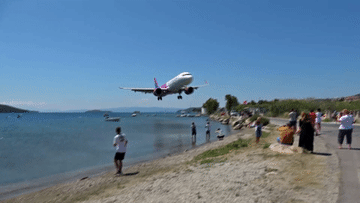 Khoảnh khắc máy bay Airbus hạ cánh sát sạt đầu du khách