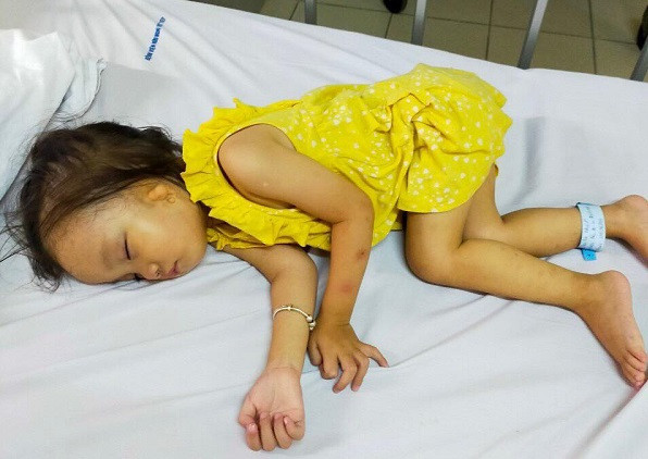 Bé gái 2 tuổi cần gấp 40 triệu đồng mổ tim cứu nguy tính mạng