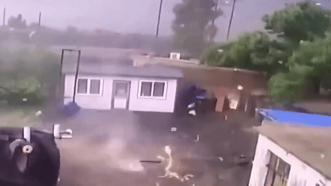 Khoảnh khắc lốc xoáy kinh hoàng cuốn bay cả ngôi nhà lên không trung