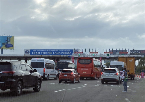 New electronic toll collection caused traffic jam at expressway