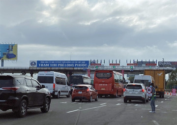 New electronic toll collection caused traffic jam at expressway