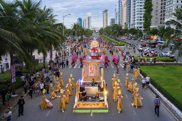 Lễ hội Carnival đường phố lần đầu tiên ‘cập bến’ Hà Nam