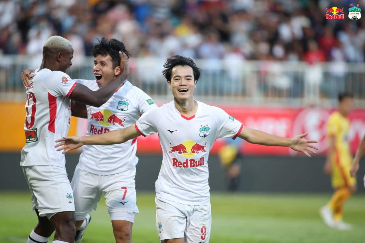 HAGL nhận 'hat-trick' danh hiệu V-League tháng 7