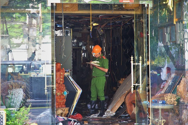 Khám nghiệm hiện trường vụ cháy quán karaoke khiến 3 chiến sĩ cảnh sát hy sinh