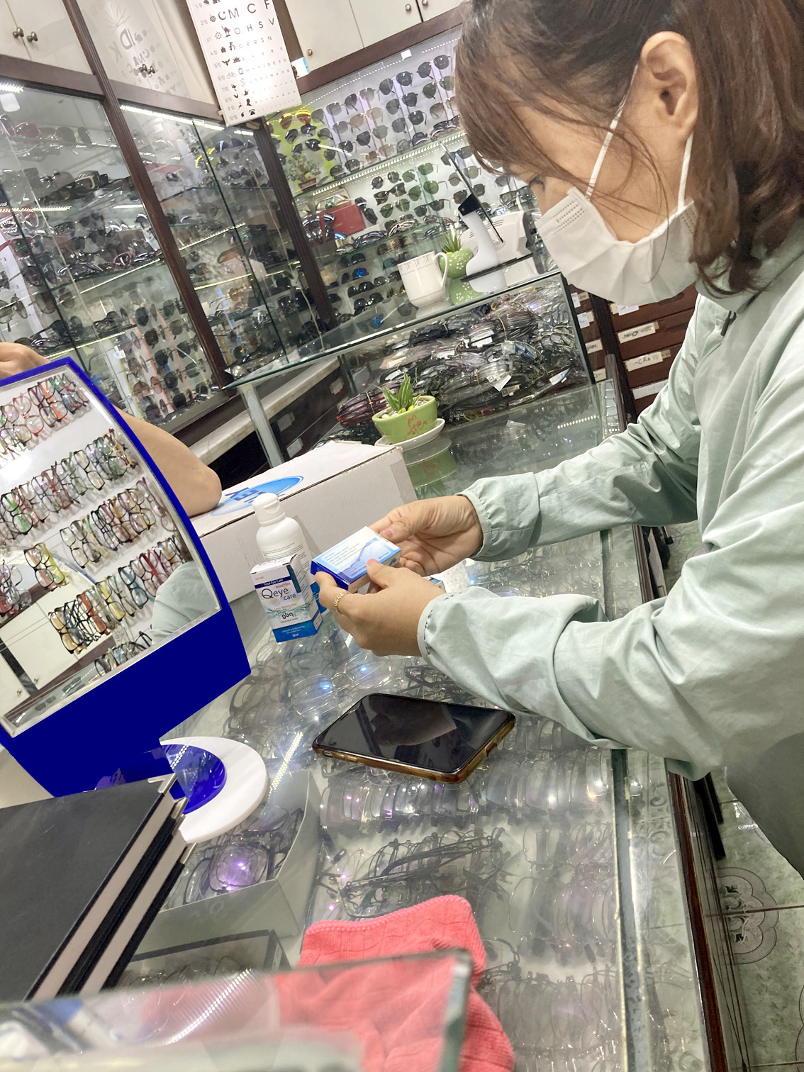 Nhiều loại lens mắt, dung dịch ngâm lens, dung dịch nhỏ mắt bán ở một số cửa hàng mắt kính không rõ về nguồn gốc, chất lượng - ẢNH: THANH HOA