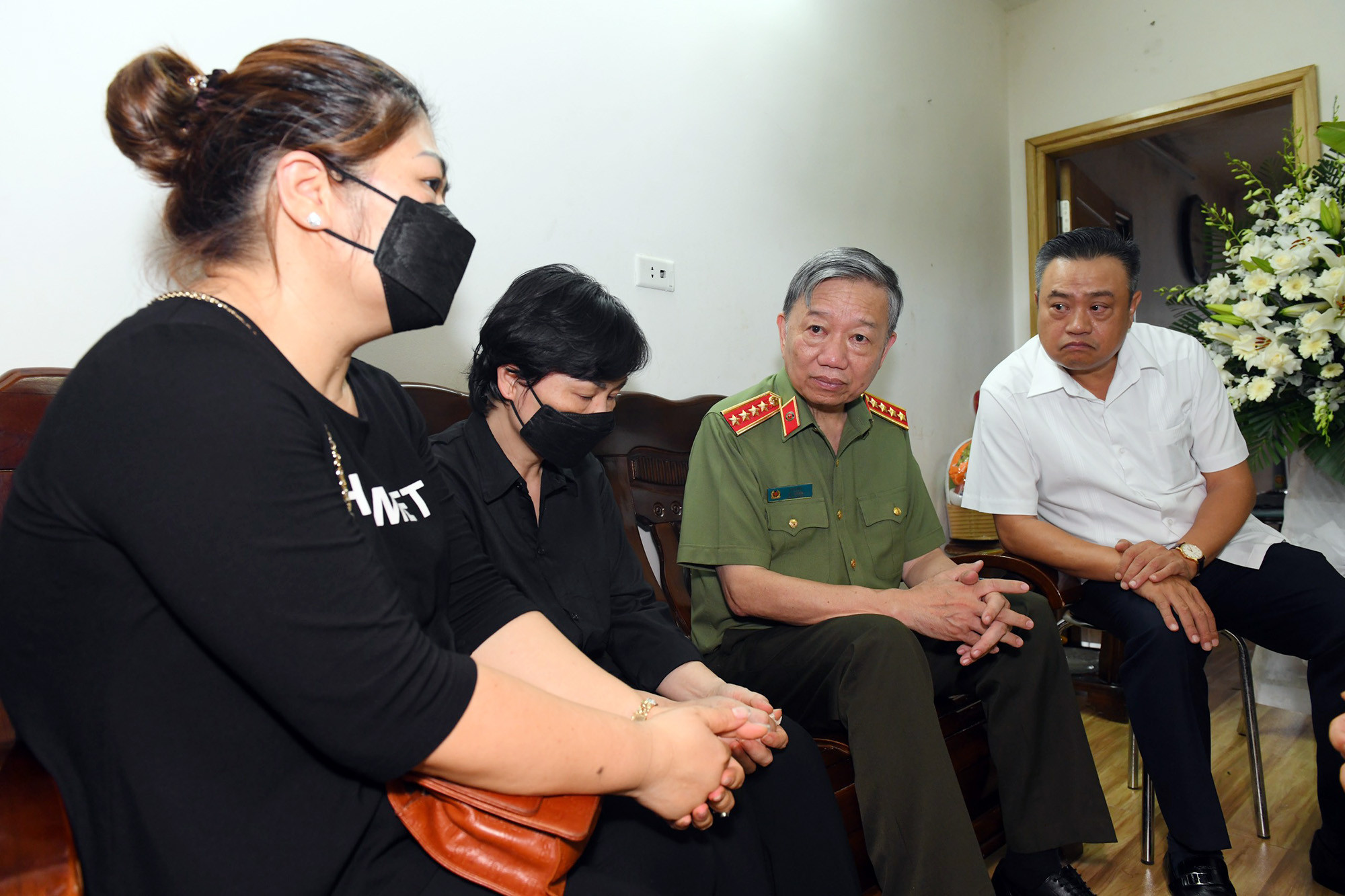 Bộ trưởng Công an chia buồn với gia đình 3 chiến sĩ cứu hoả ở Hà Nội
