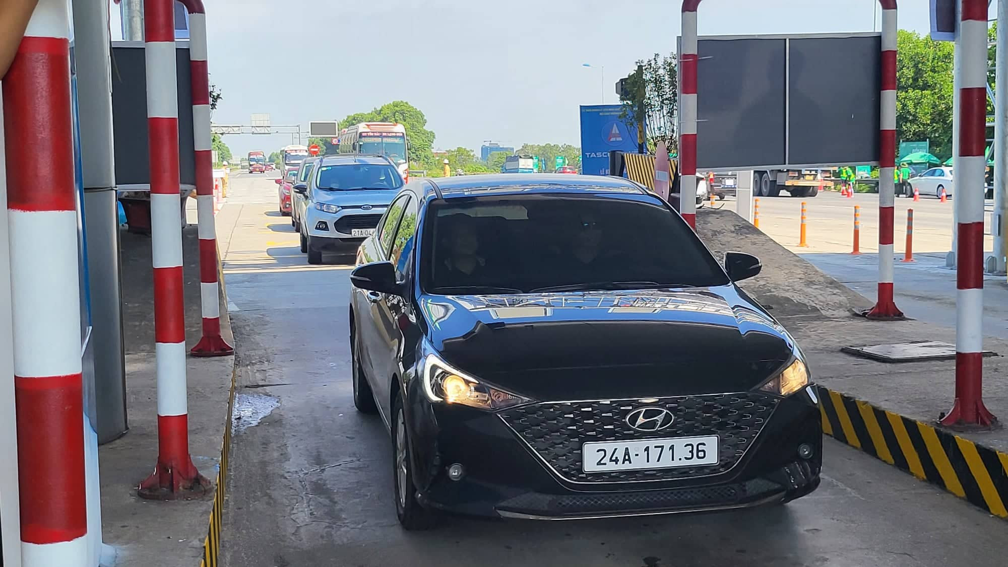 Thu phí tự động không dừng, nhiều xe lỗi 'thẻ chồng thẻ' nên barie không mở
