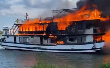 Tàu du lịch bốc cháy dữ dội trên sông