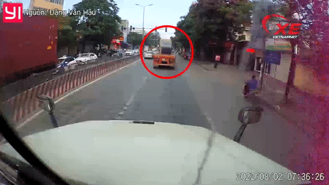 Cuộn thép hàng chục tấn lăn đè bẹp cabin xe đầu kéo khi dừng đèn đỏ