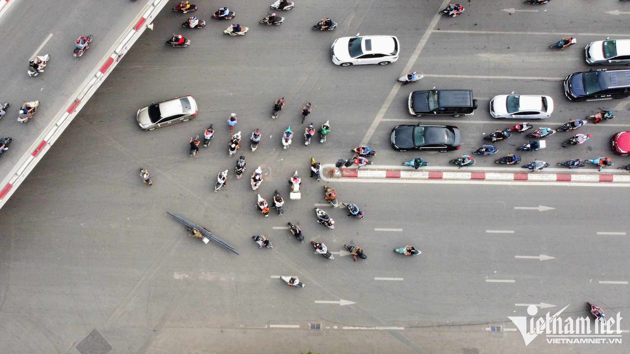 Sau hơn 2 tháng thí điểm tổ chức lại giao thông tại nút giao Ngã Tư Sở (Đống Đa, Hà Nội), nơi đây đã trở thành “điểm nóng” với tình trạng xe máy đi ngược chiều bất chấp nguy hiểm.