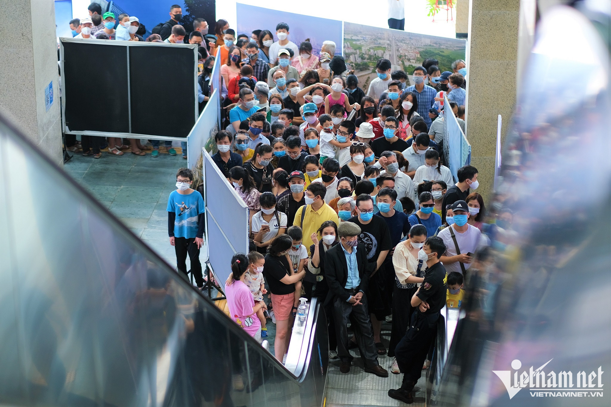 Vào thời điểm bắt đầu vận hành, người dân xếp hàng dài chờ được đi trải nghiệm tàu. Cá biệt trong ngày 7/11/2021, đường sắt đô thị Cát Linh - Hà Đông đã chở 54.121 lượt hành khách.