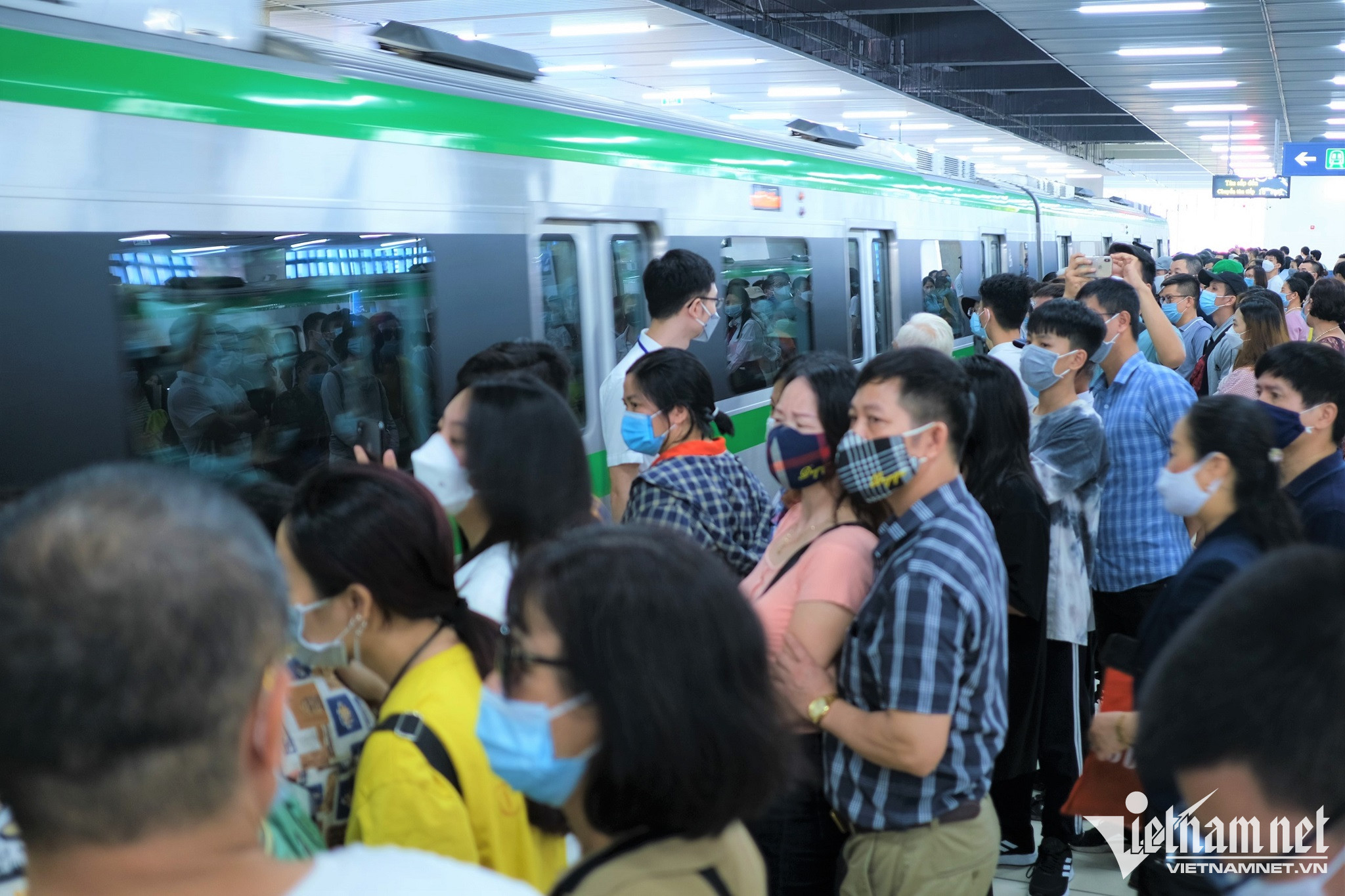 Thống kê của Hanoi Metro, trong 15 ngày đưa vào vận hành miễn phí, (6/11- 20/11/2021) tàu đã chở 350.000 lượt hành khách. Ngày thường có lượng khách đi lại từ 16.000-20.000 lượt, còn với ngày cuối tuần thì từ 25.000-54.000 khách/ngày.