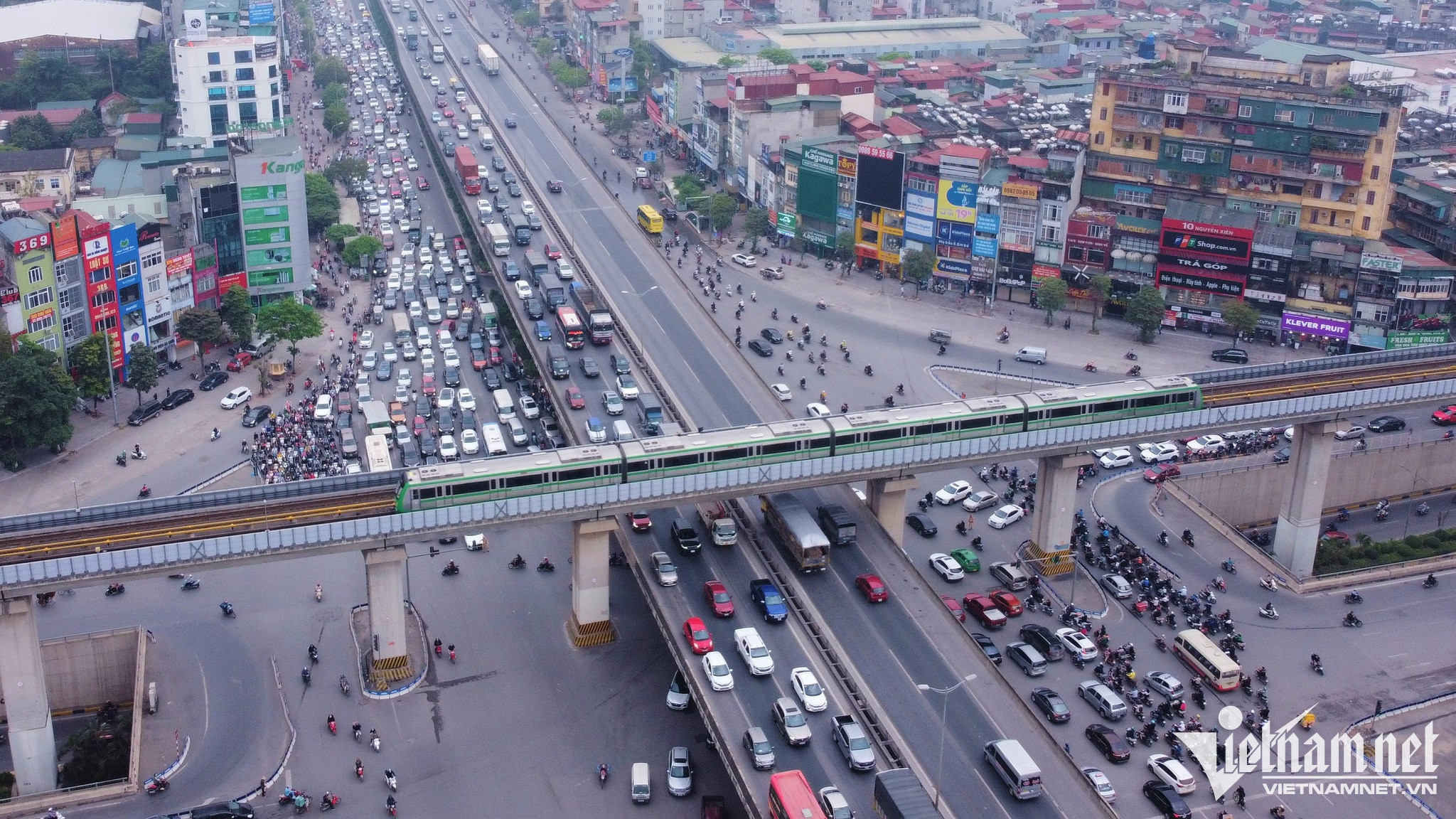 Qua khảo sát, Hanoi Metro cho biết, có 84% hành khách chọn đường sắt đô thị vì tránh được tắc đường, di chuyển nhanh, giảm ô nhiễm môi trường, hiện đại, an toàn, thuận tiện… Chỉ 16% lựa chọn đường sắt đô thị vì tuyến đường phù hợp hoặc có nhiều thời gian rảnh rỗi hơn.