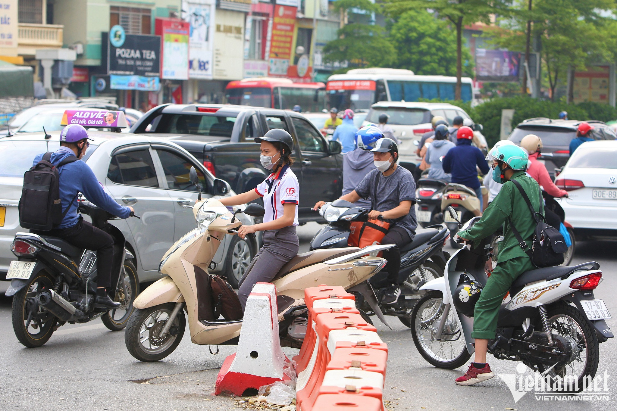 Người điều khiển xe máy từ Nguyễn Trãi đi Tây Sơn hoặc đường Láng, thay vì phải quay đầu tại đường Trường Chinh, họ đi cắt ngay tại nút giao để tiết kiệm khoảng 700m đường.